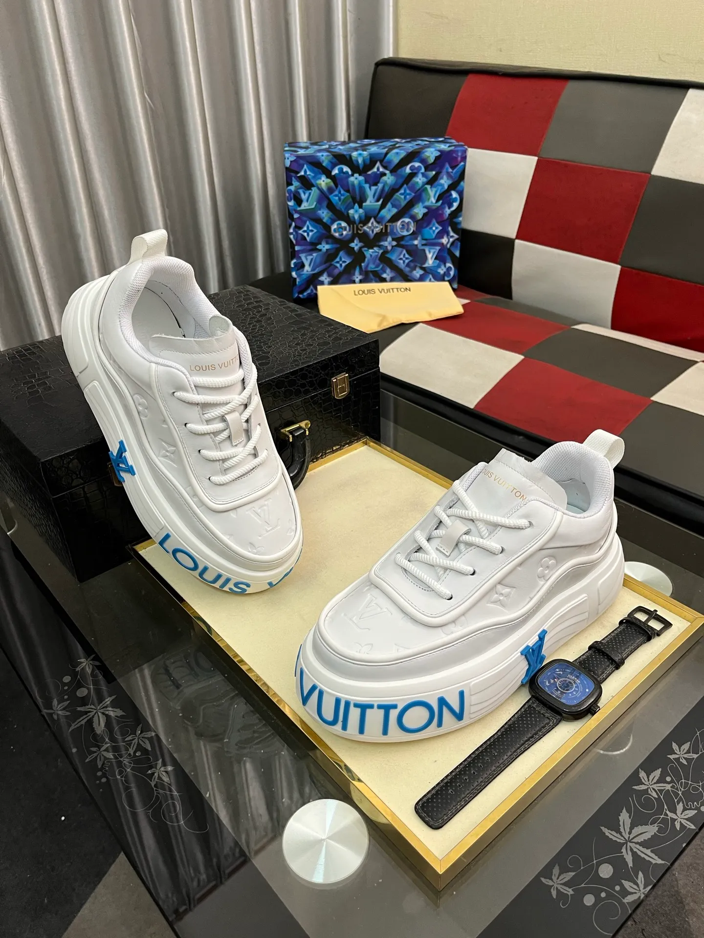 Men's shoes 💰560⌚️⌚️【LOUlS VUlTTON】Louis Vuitton ~ unique and casual style. LV counter purchasing 🏃casual shoes😍😍 Men's 2025 counters are on sale simultaneously, Italian imported brands select first-layer Italian cowhide. Cowhide leather lining (refuses to discolor and grind feet) Code number: 38-44 4⃣️colors available